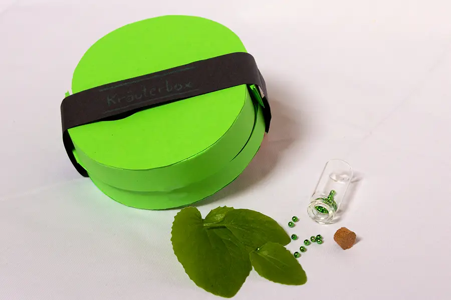 Kräuterbox – Prototyp - geschlossen mit Banderole